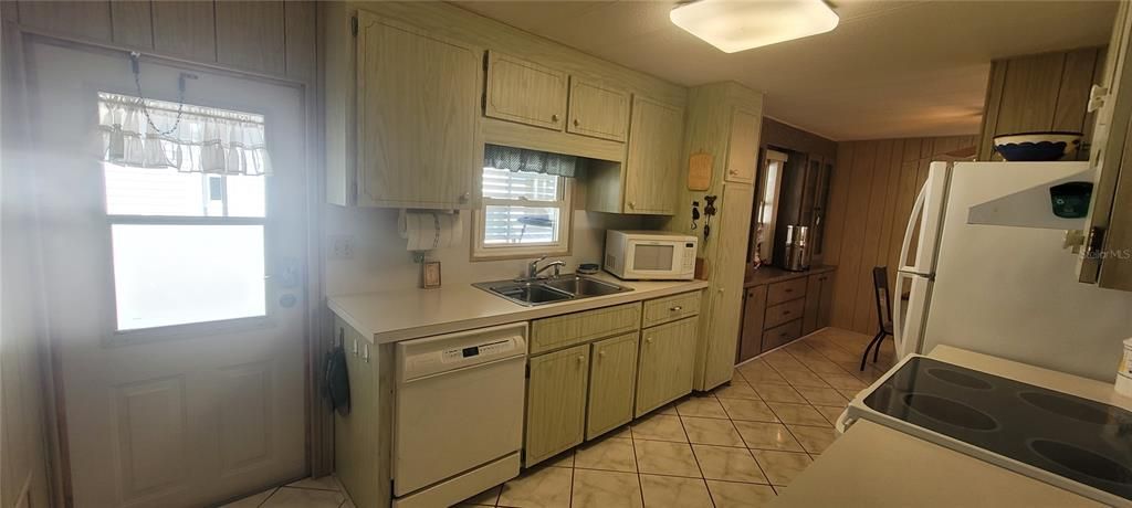 For Sale: $105,000 (2 beds, 2 baths, 1228 Square Feet)