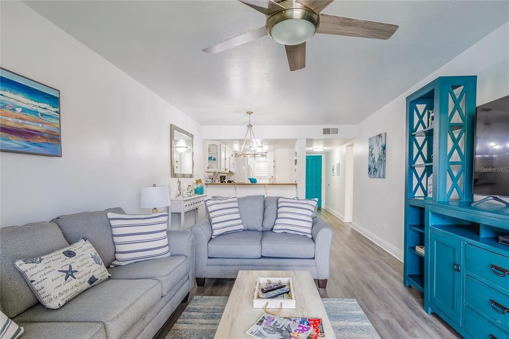 Active With Contract: $519,900 (2 beds, 2 baths, 912 Square Feet)