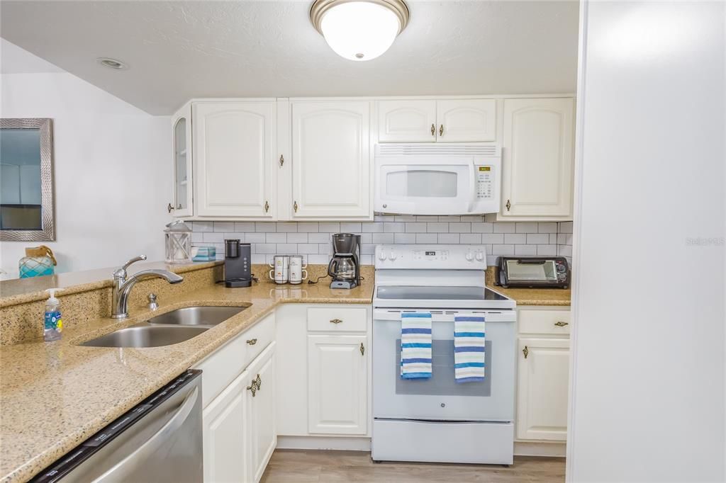 Active With Contract: $519,900 (2 beds, 2 baths, 912 Square Feet)