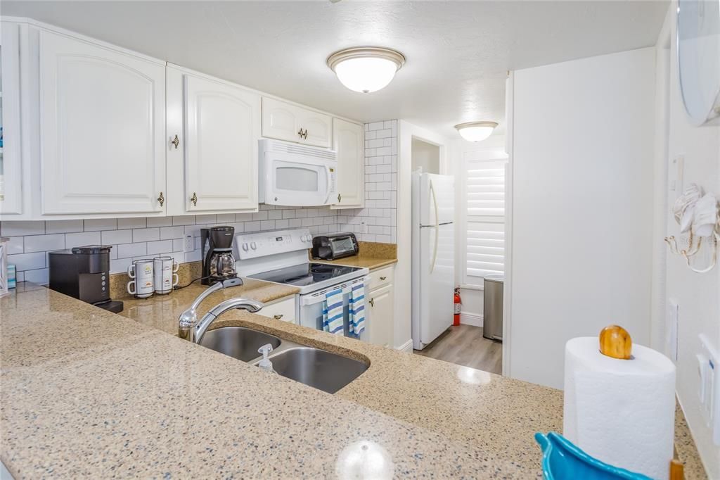 Active With Contract: $519,900 (2 beds, 2 baths, 912 Square Feet)