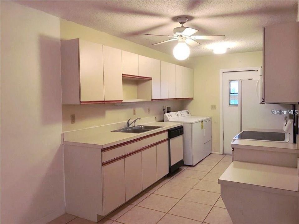 Kitchen with washer/dryer hookups
