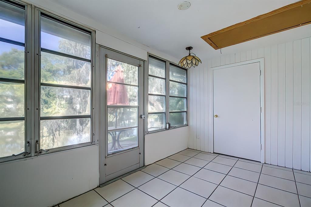 Active With Contract: $94,500 (2 beds, 1 baths, 831 Square Feet)