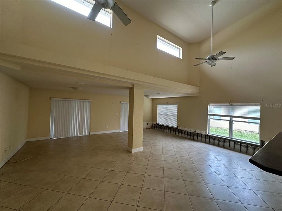 Huge Living Dining combo room w dbl sliders to screened porch