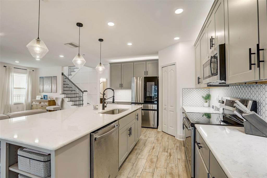 Active With Contract: $800,000 (5 beds, 4 baths, 3054 Square Feet)