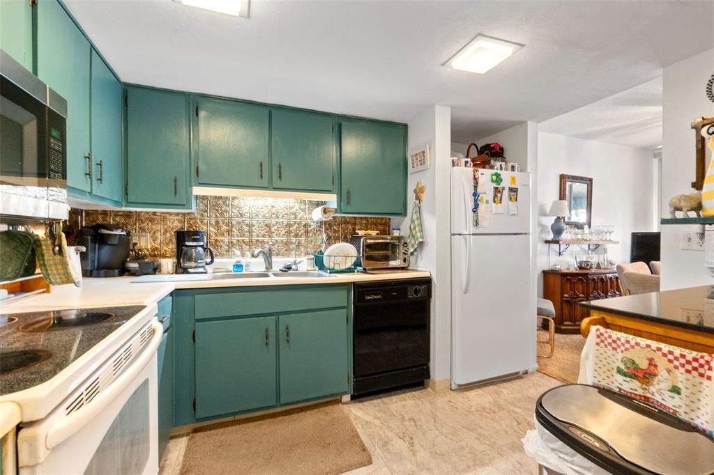 For Sale: $199,000 (2 beds, 2 baths, 1348 Square Feet)
