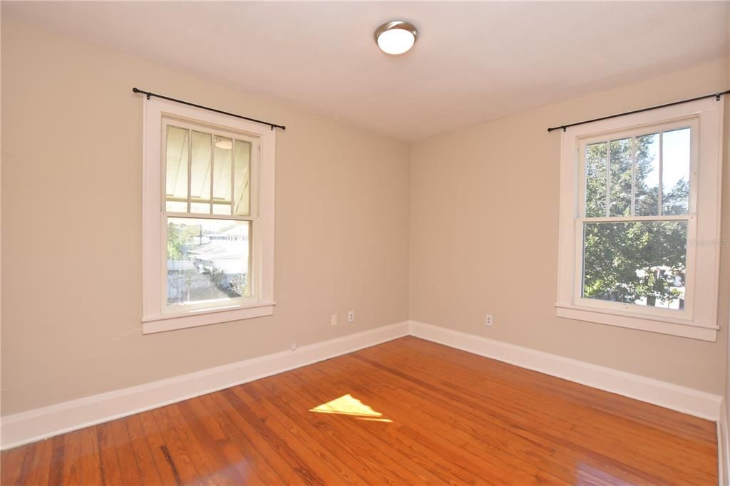Active With Contract: $1,600 (3 beds, 1 baths, 1114 Square Feet)