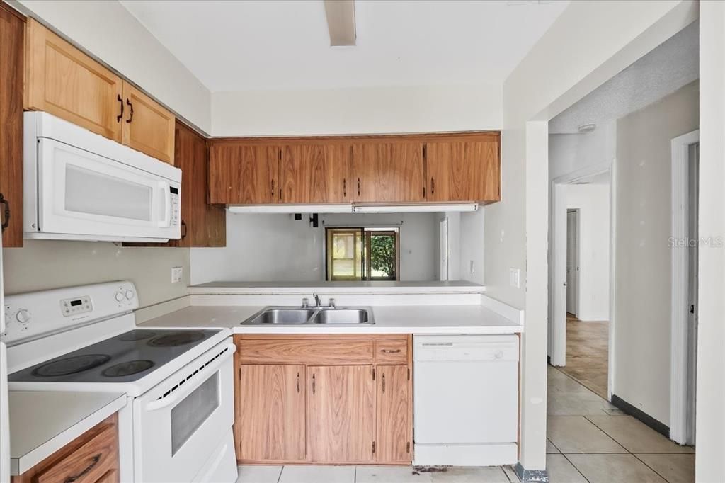 Active With Contract: $147,000 (2 beds, 1 baths, 906 Square Feet)