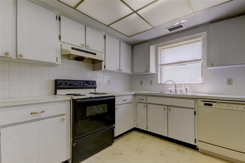 For Sale: $145,000 (1 beds, 1 baths, 669 Square Feet)