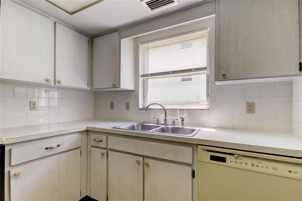 For Sale: $145,000 (1 beds, 1 baths, 669 Square Feet)