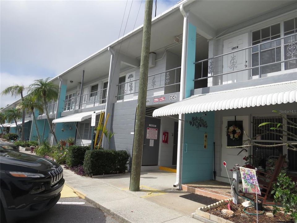 最近售出: $108,000 (2 贝兹, 2 浴室, 875 平方英尺)