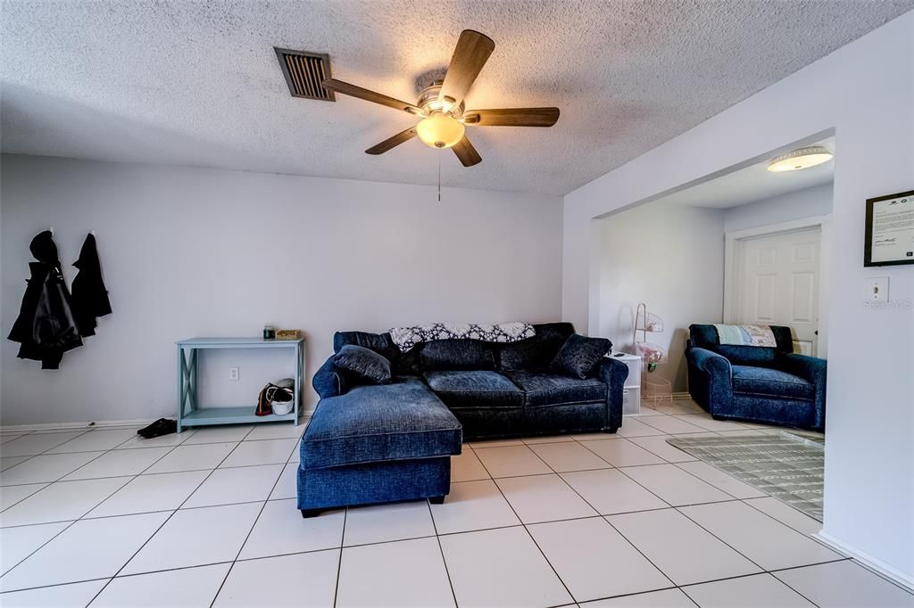Active With Contract: $139,000 (1 beds, 1 baths, 665 Square Feet)