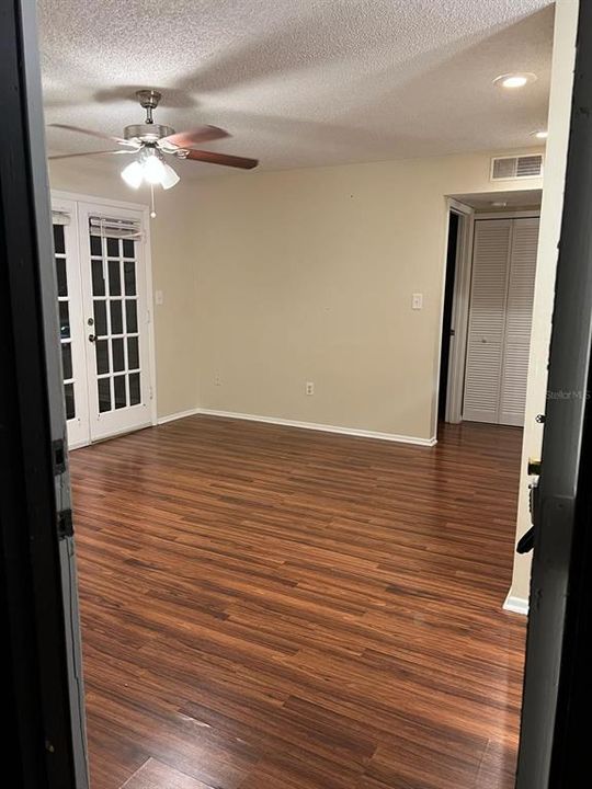 For Sale: $149,500 (1 beds, 1 baths, 700 Square Feet)