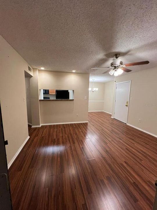 For Sale: $149,500 (1 beds, 1 baths, 700 Square Feet)