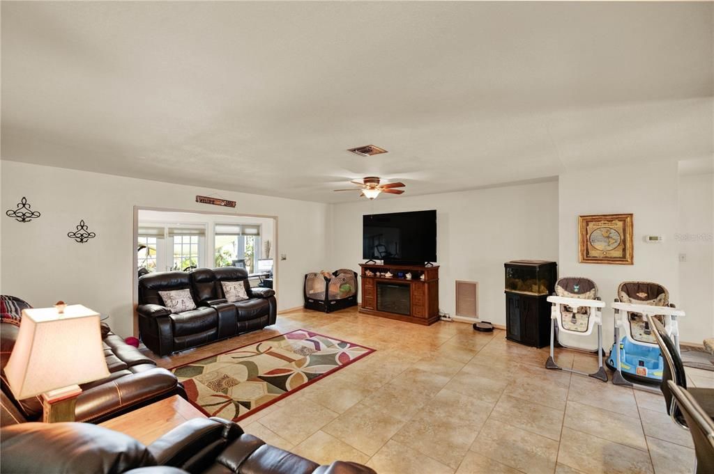 For Sale: $299,999 (2 beds, 2 baths, 1248 Square Feet)
