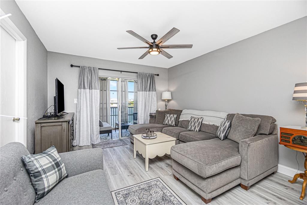 Active With Contract: $185,000 (2 beds, 2 baths, 871 Square Feet)