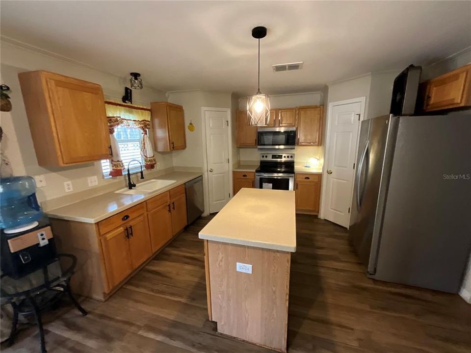 For Sale: $365,000 (4 beds, 2 baths, 2215 Square Feet)