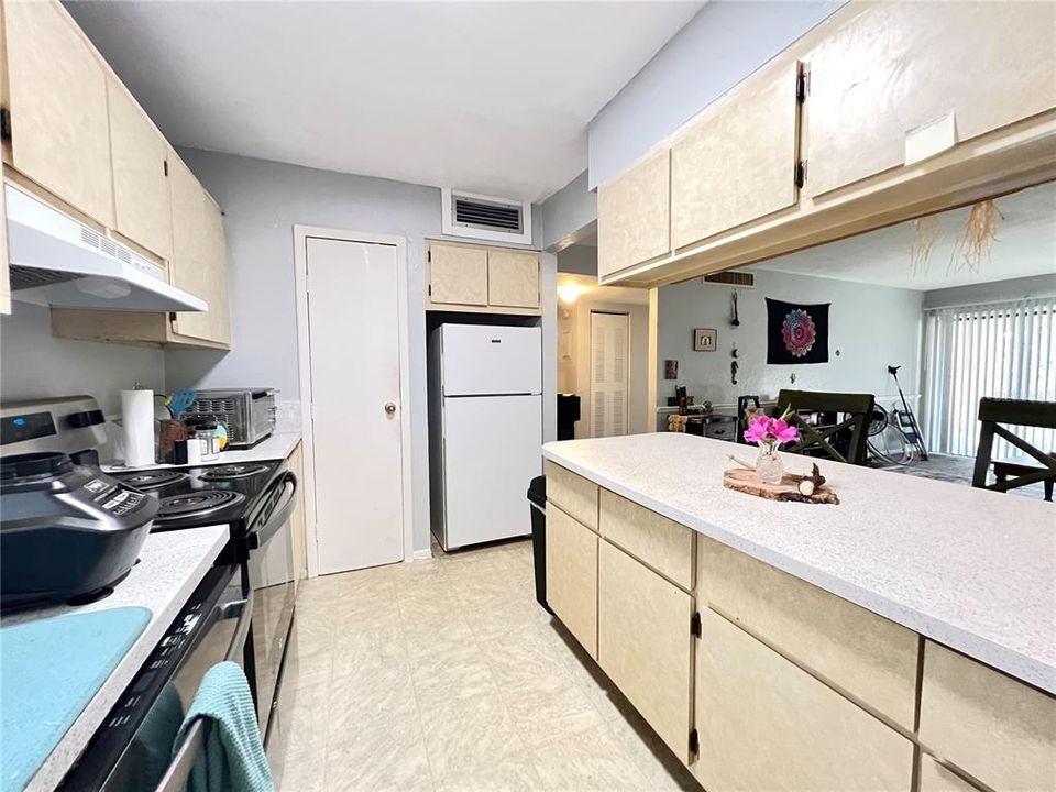 For Sale: $85,000 (1 beds, 1 baths, 876 Square Feet)