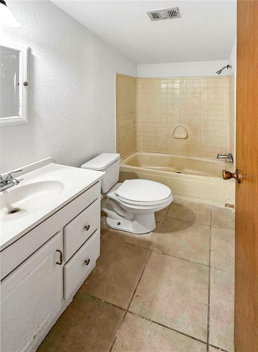 待售: $235,000 (4 贝兹, 3 浴室, 1935 平方英尺)