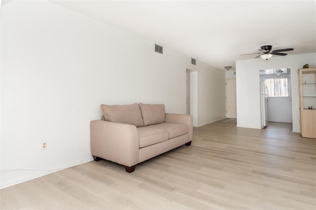 Active With Contract: $108,000 (2 beds, 1 baths, 790 Square Feet)