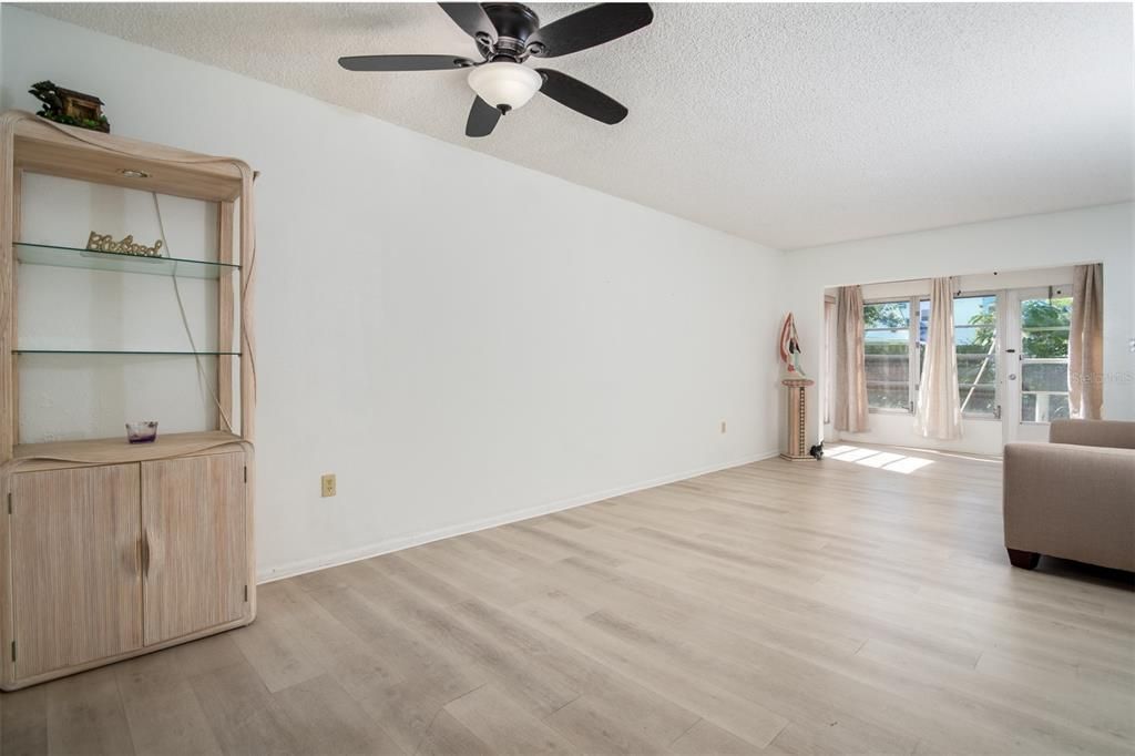 Active With Contract: $108,000 (2 beds, 1 baths, 790 Square Feet)