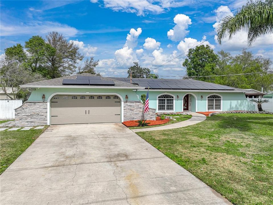 Welcome to 450 E. Pomelo Street in beautiful Lake Alfred, Florida.