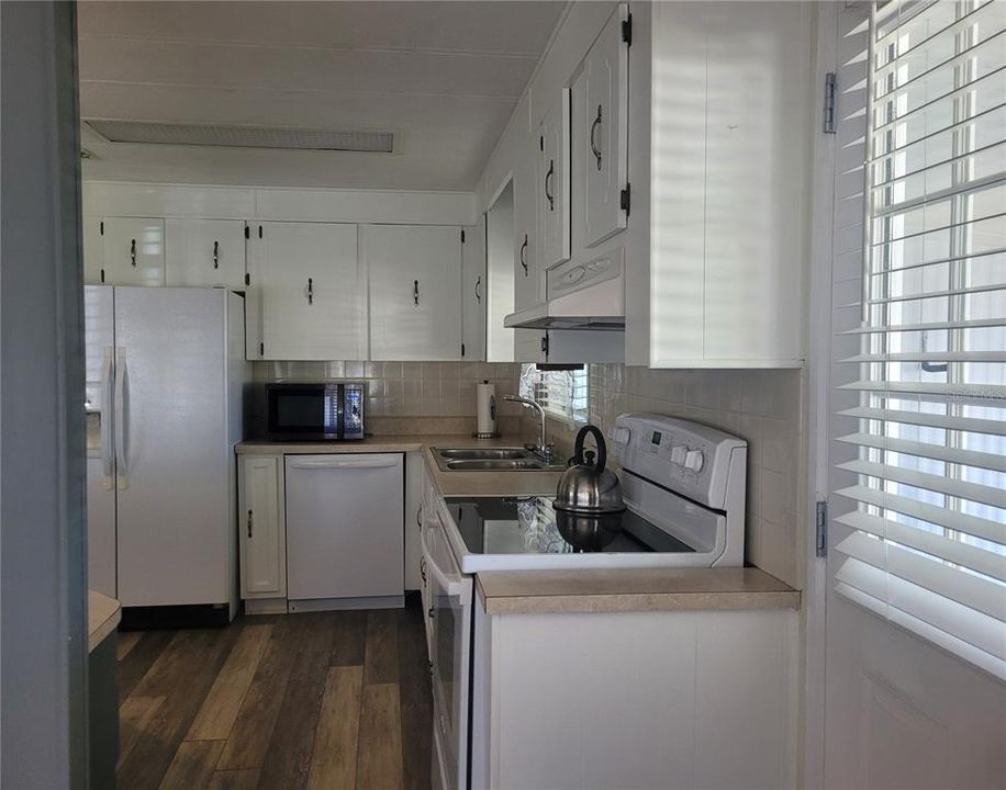 For Sale: $154,500 (2 beds, 1 baths, 1204 Square Feet)