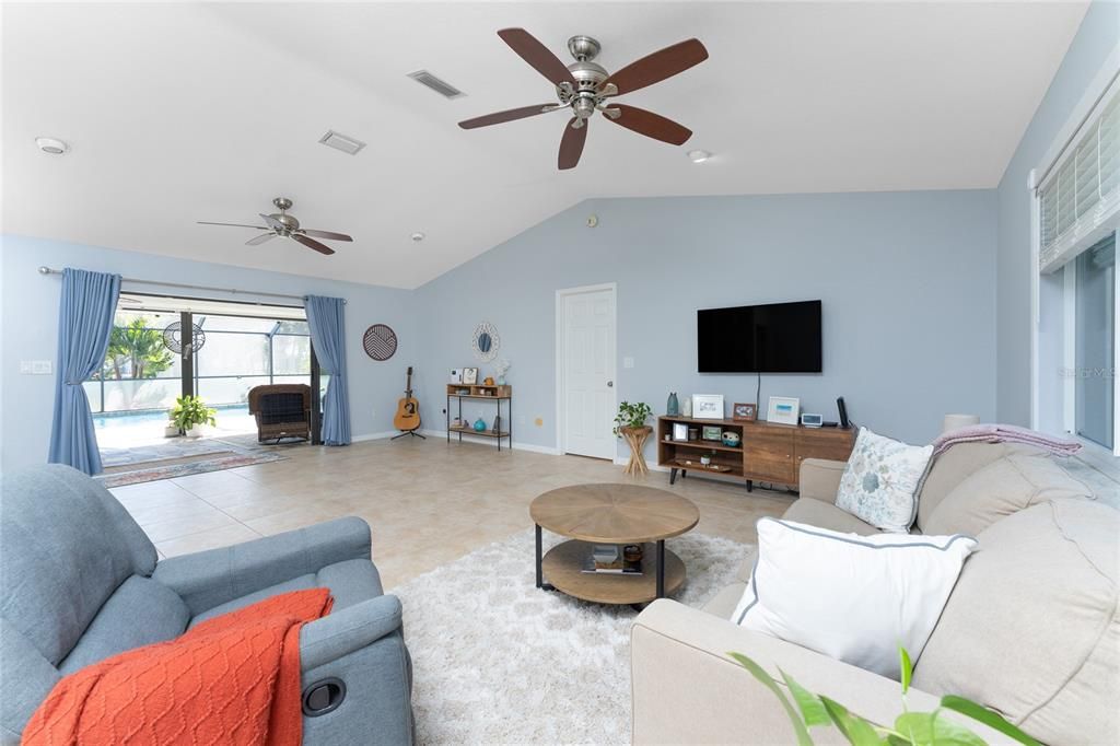 Recently Sold: $450,000 (3 beds, 2 baths, 1635 Square Feet)