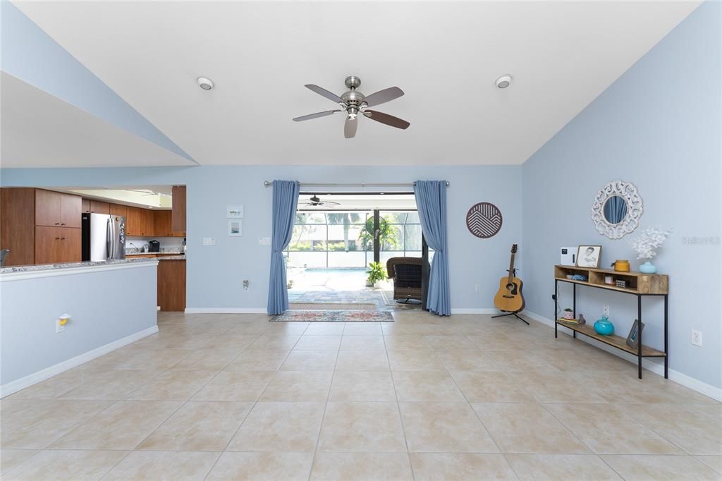 Recently Sold: $450,000 (3 beds, 2 baths, 1635 Square Feet)