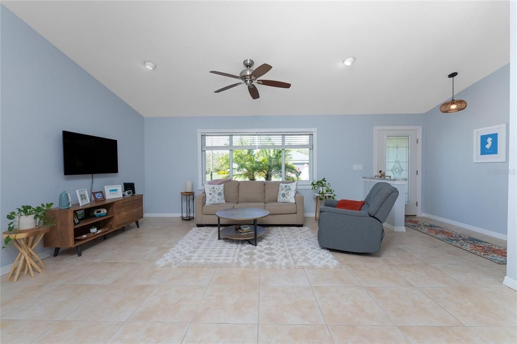 Recently Sold: $450,000 (3 beds, 2 baths, 1635 Square Feet)