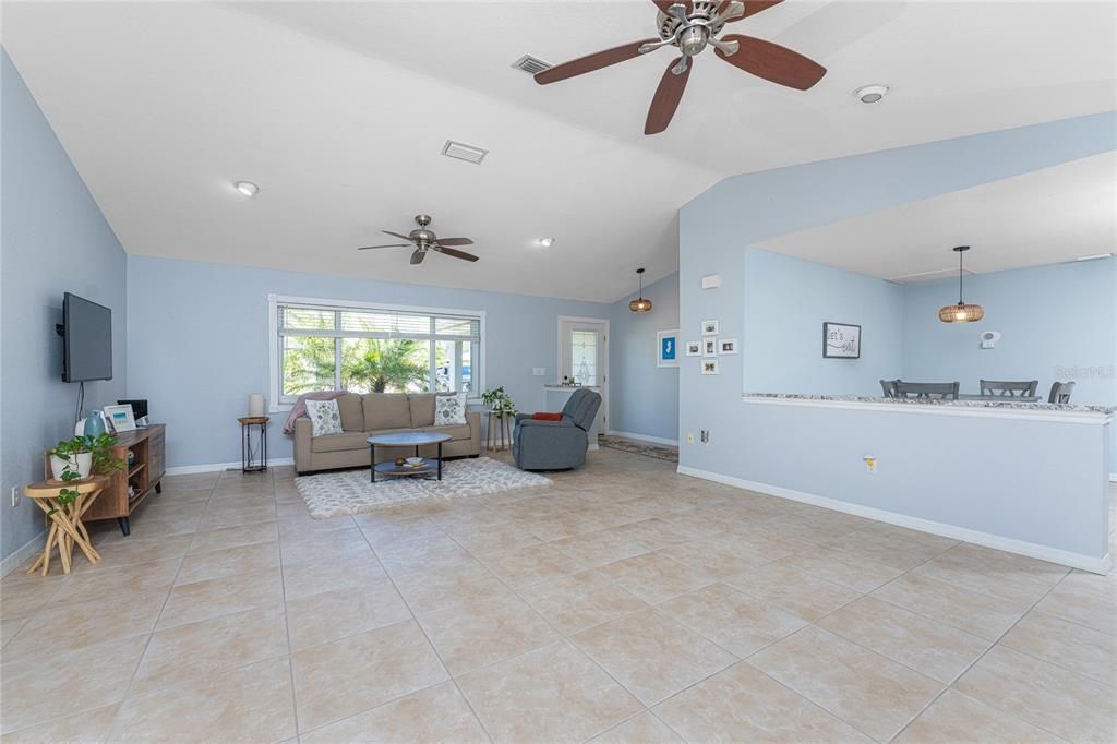 Recently Sold: $450,000 (3 beds, 2 baths, 1635 Square Feet)