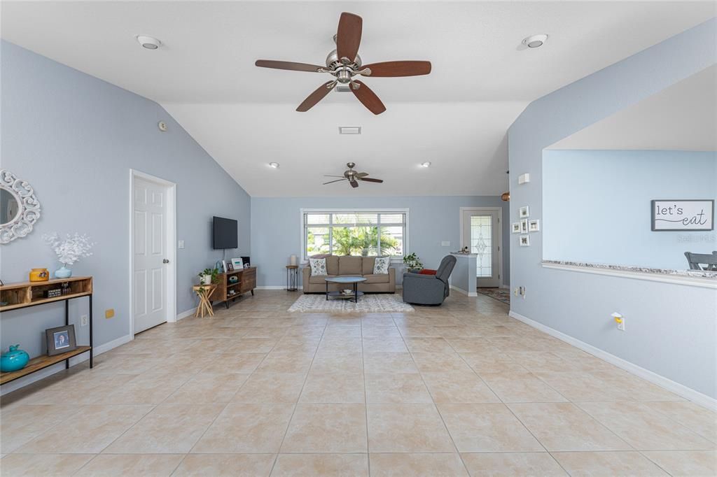 Recently Sold: $450,000 (3 beds, 2 baths, 1635 Square Feet)