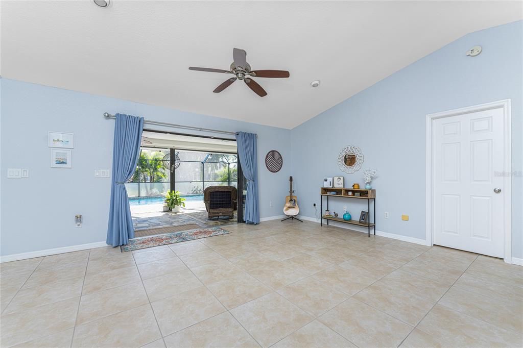 Recently Sold: $450,000 (3 beds, 2 baths, 1635 Square Feet)