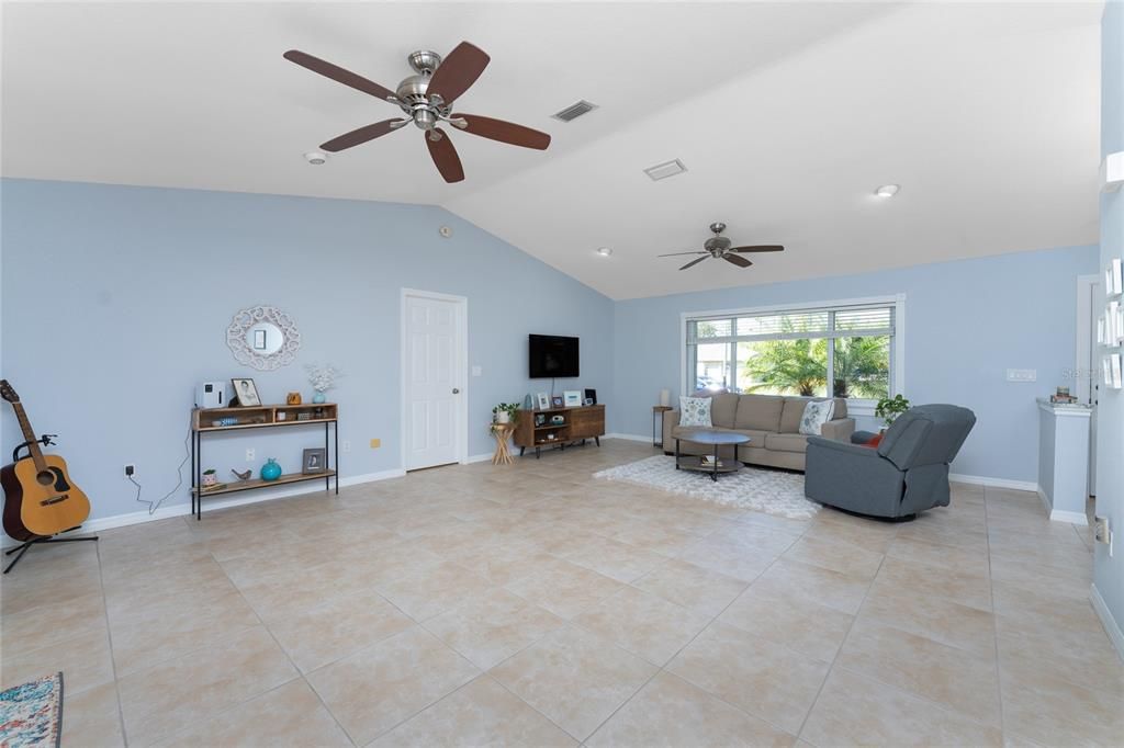 Recently Sold: $450,000 (3 beds, 2 baths, 1635 Square Feet)