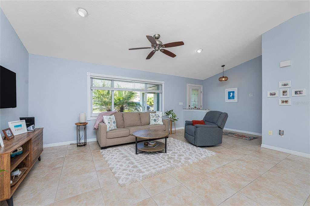 Recently Sold: $450,000 (3 beds, 2 baths, 1635 Square Feet)