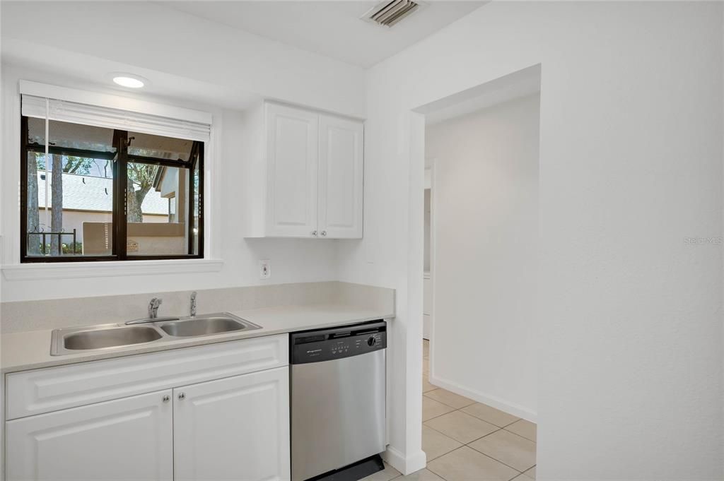 Active With Contract: $205,000 (1 beds, 1 baths, 842 Square Feet)