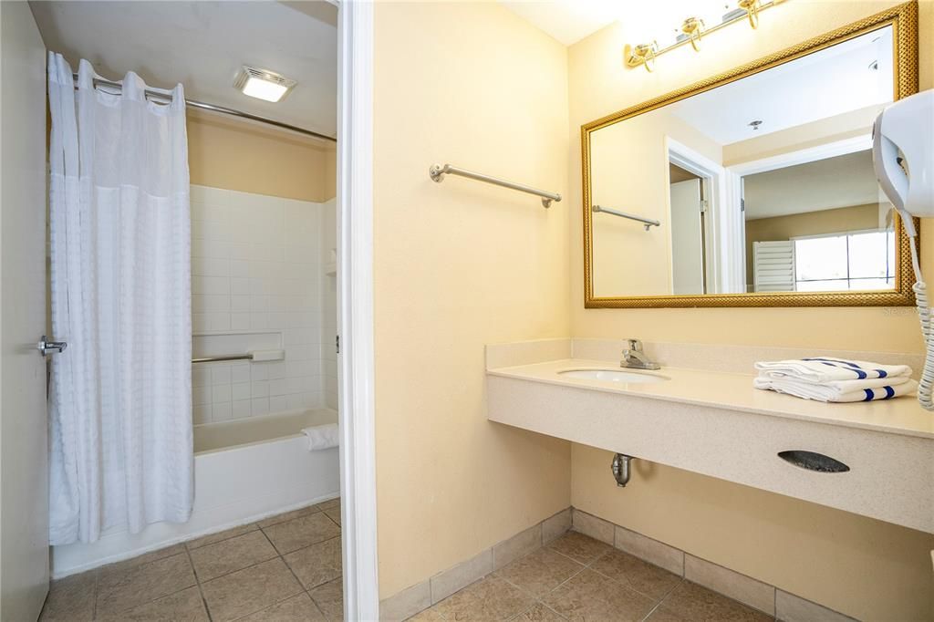 Active With Contract: $120,000 (1 beds, 1 baths, 542 Square Feet)