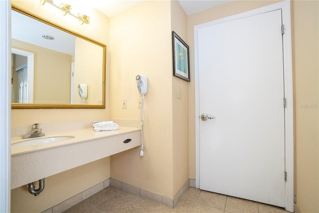 Active With Contract: $120,000 (1 beds, 1 baths, 542 Square Feet)