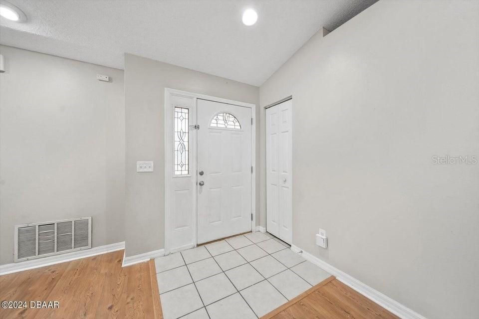 For Sale: $279,900 (3 beds, 2 baths, 960 Square Feet)