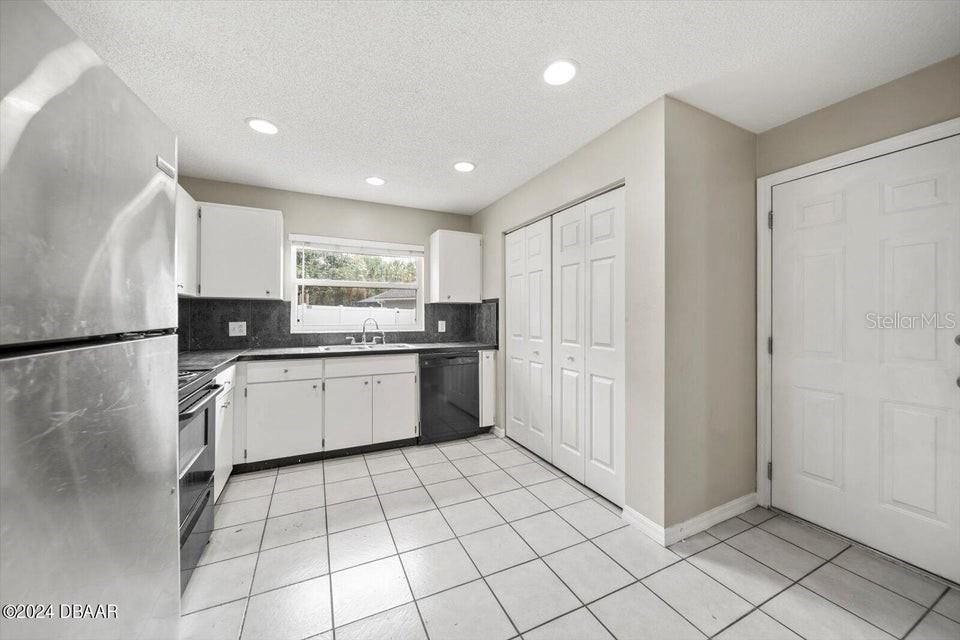 For Sale: $279,900 (3 beds, 2 baths, 960 Square Feet)