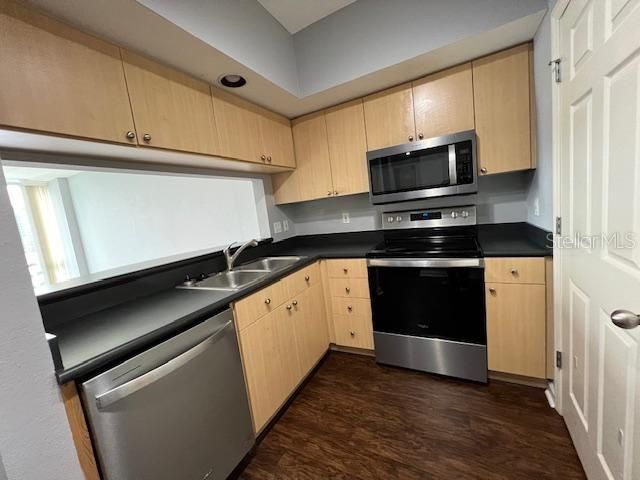 For Sale: $310,000 (1 beds, 1 baths, 771 Square Feet)