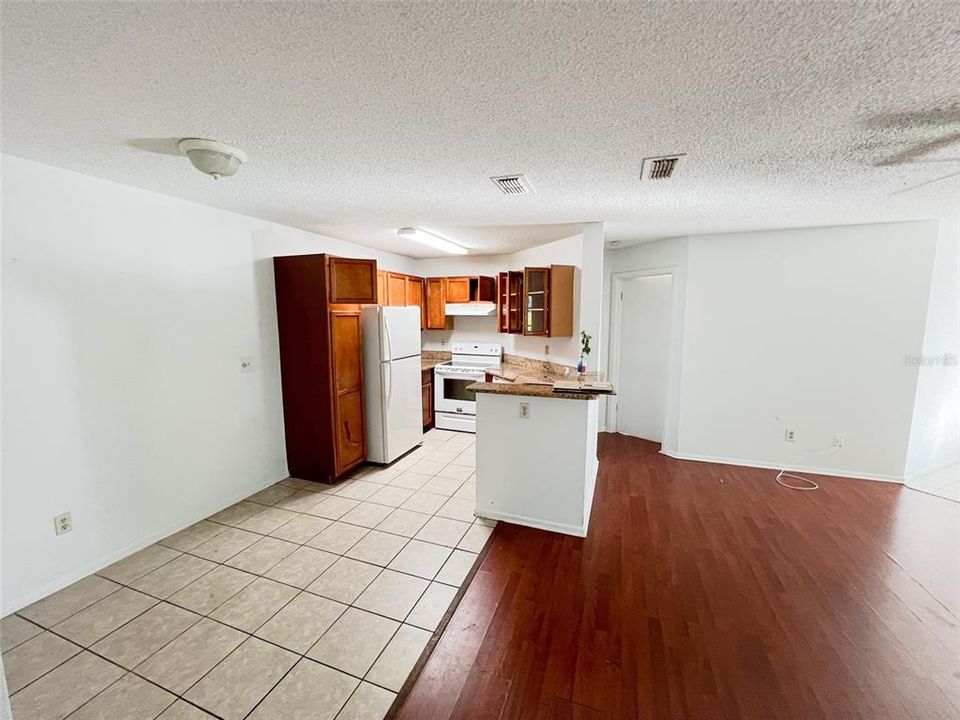 Active With Contract: $1,750 (3 beds, 2 baths, 1100 Square Feet)