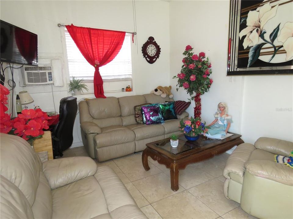For Sale: $185,300 (2 beds, 1 baths, 572 Square Feet)