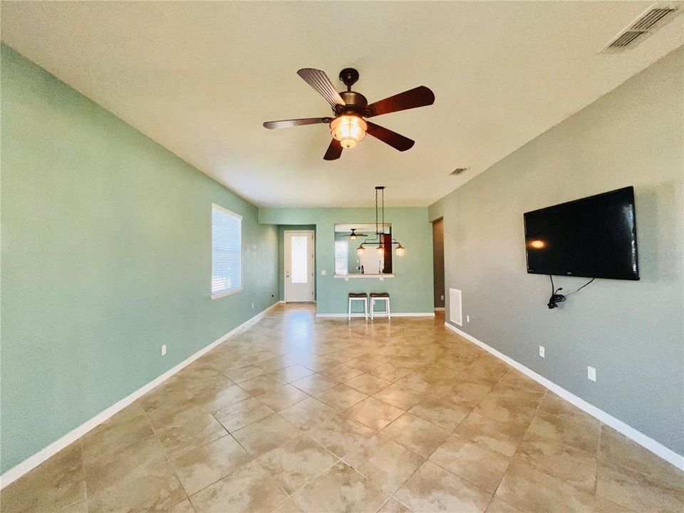 Recently Sold: $335,000 (3 beds, 2 baths, 1415 Square Feet)