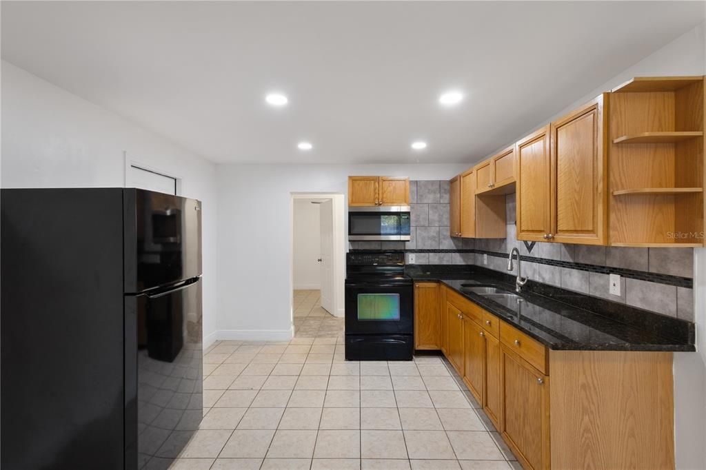 For Rent: $1,250 (2 beds, 1 baths, 900 Square Feet)