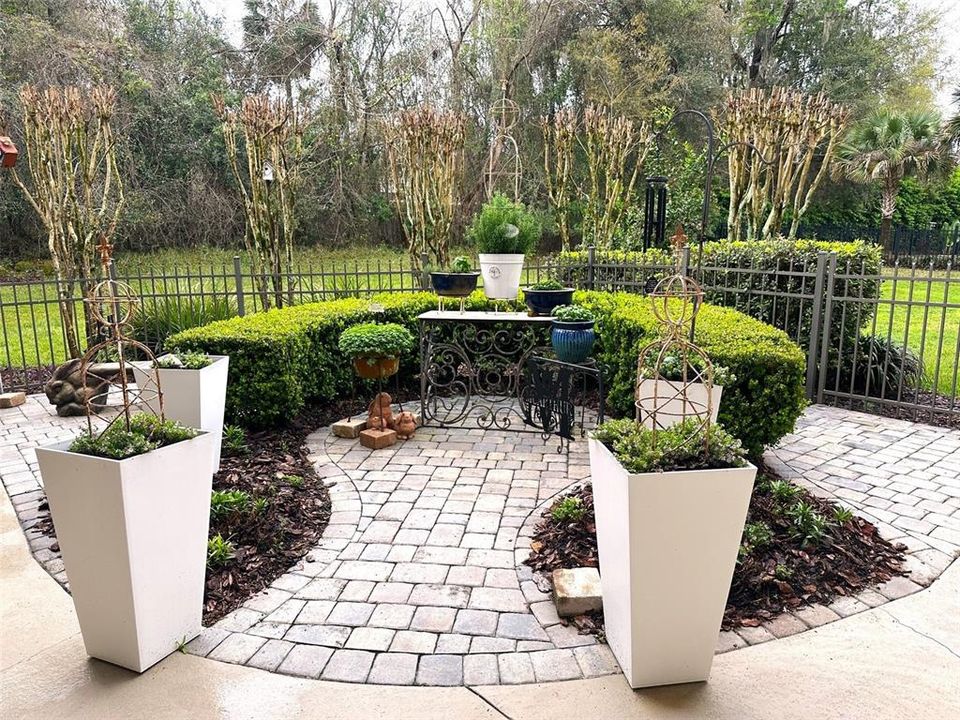 PRIVATE GARDEN OFF OF BREAKFAST ROOM - PERFECT FOR YOUR HERB GARDEN