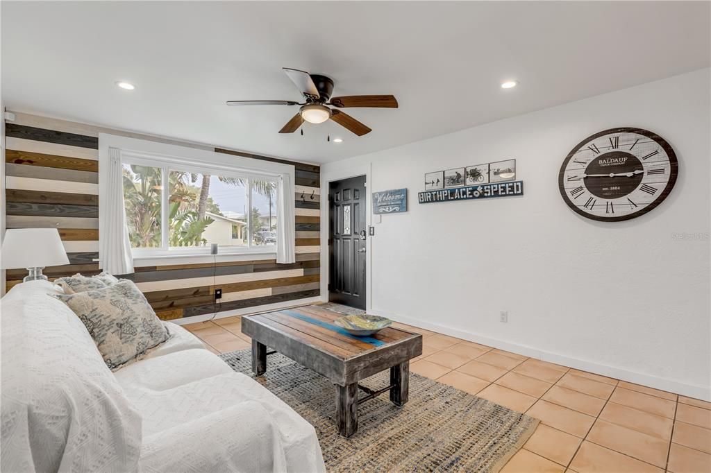 Active With Contract: $344,900 (2 beds, 1 baths, 1214 Square Feet)