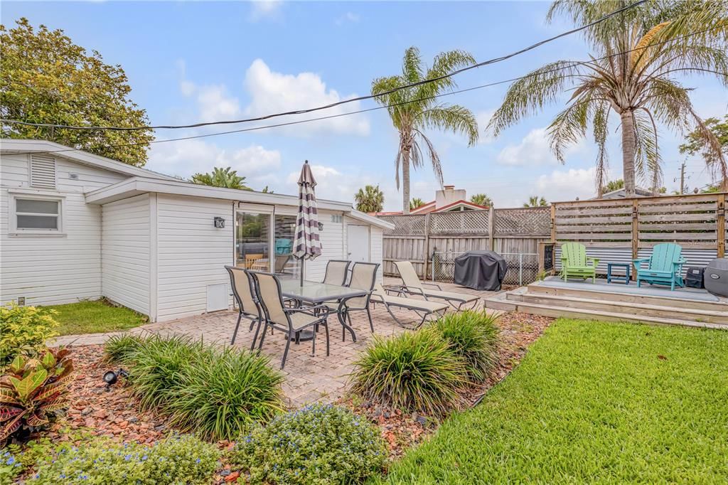 Active With Contract: $344,900 (2 beds, 1 baths, 1214 Square Feet)