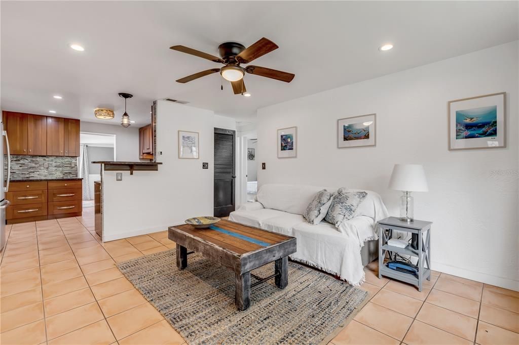 Active With Contract: $344,900 (2 beds, 1 baths, 1214 Square Feet)