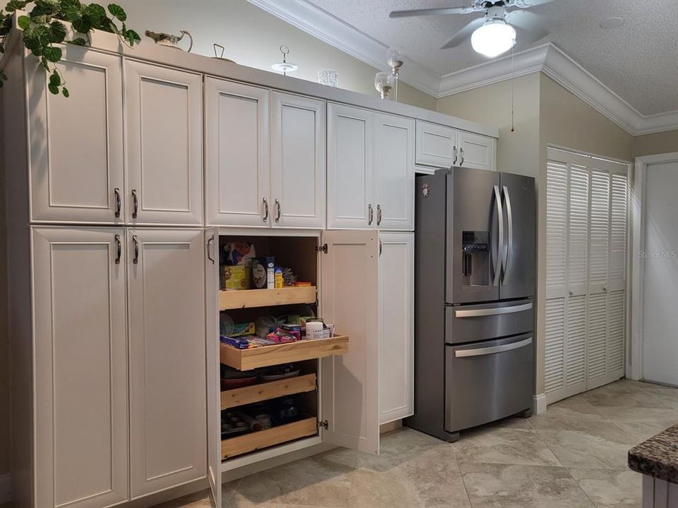Kitchen w/rollout drawers
