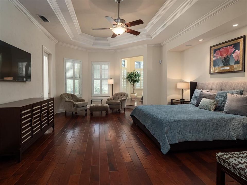 OWNER'S SUITE WITH DOUBLE TRAY AND WOOD FLOORS